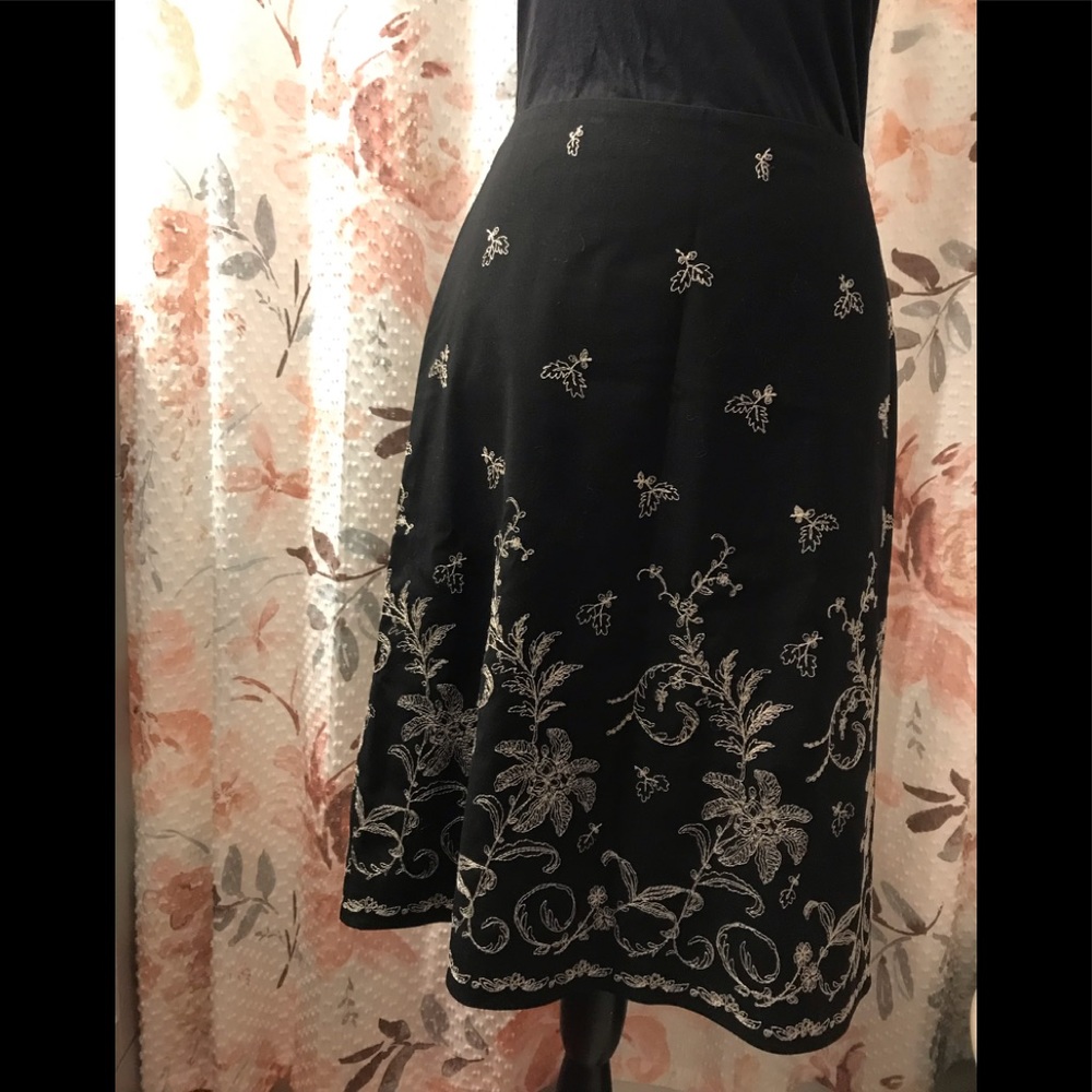 Ann Taylor embroidered skirt Sz 4